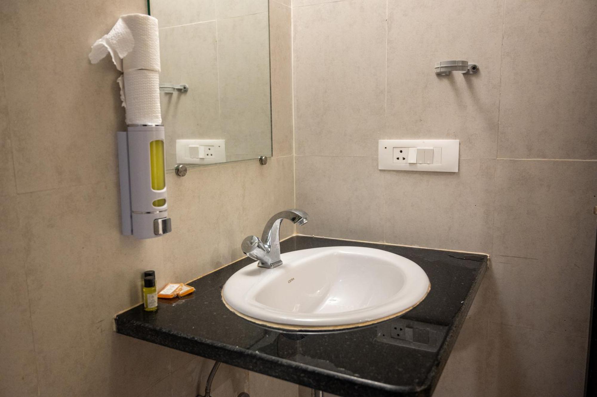 Ronnie'S Studio Apartment アーポラ エクステリア 写真